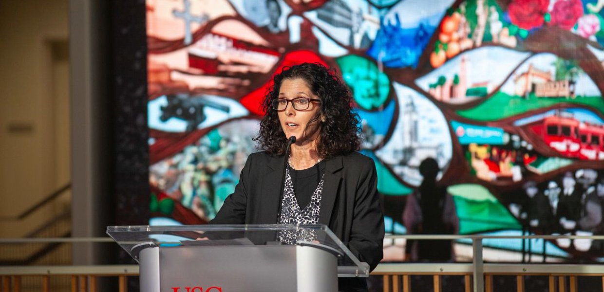 Kelly Greco speaks to new USC Annenberg students.