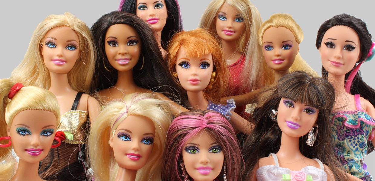Photo of many barbie dolls