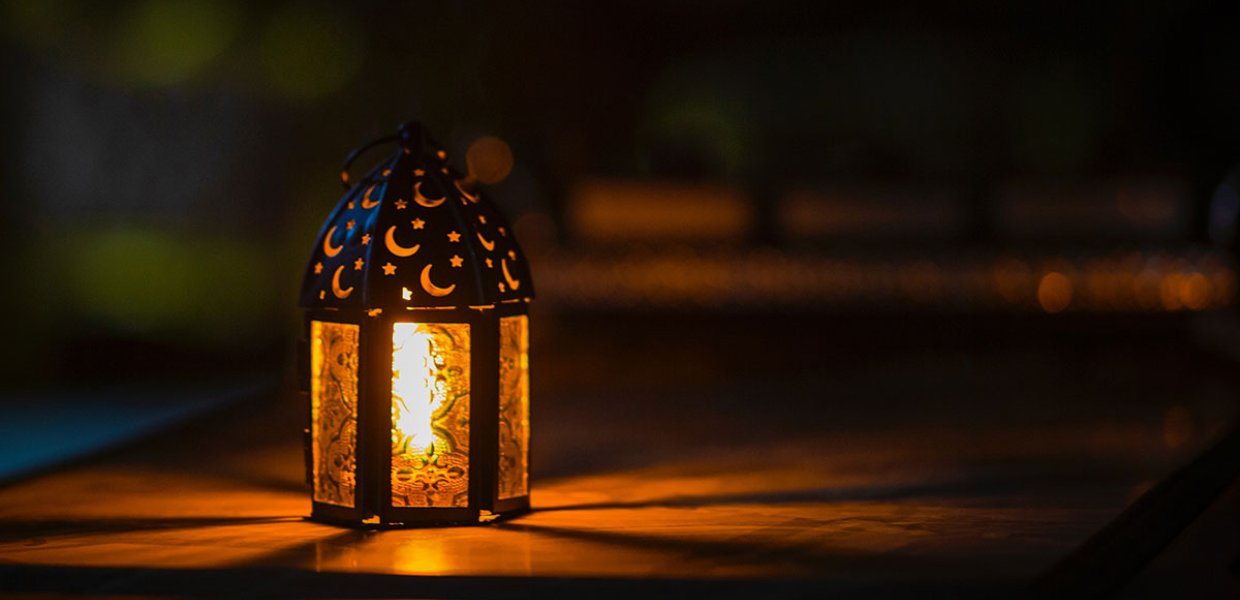 Photo of a Ramadan light on top of a table