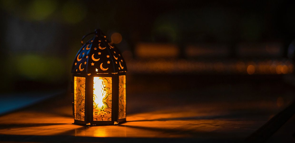 Photo of a Ramadan light on top of a table