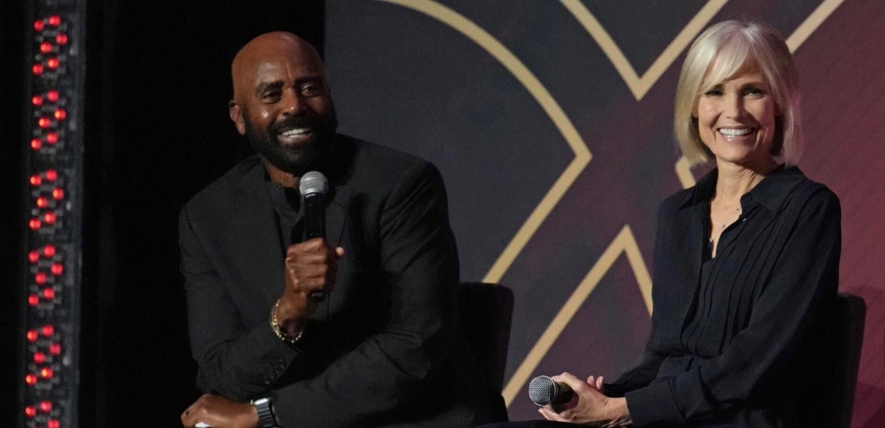 Former “NBA Inside Stuff” co-hosts Dean Willow Bay and Ahmad Rashad (left) at the Hall of Fame’s Enshrinement Awards Gala on October 12.