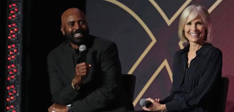 Former “NBA Inside Stuff” co-hosts Dean Willow Bay and Ahmad Rashad (left) at the Hall of Fame’s Enshrinement Awards Gala on October 12.