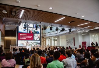 Students gather in the Wallis Annenberg Forum for the USC Annenberg New Student Assembly in 2022.