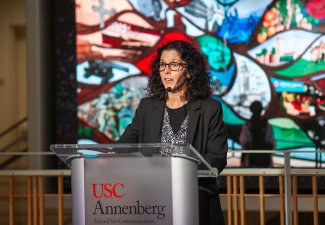 Kelly Greco speaks to new USC Annenberg students.