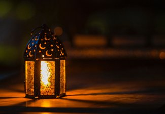Photo of a Ramadan light on top of a table