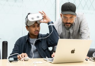 Robert Hernandez works with students on VR projects in their JOUR 489 Experimenting with Emerging Technologies course