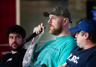 Kenny Beats speaking at the Wasserman ‘Connecting the dots for careers’ music industry panel in 2023 at USC Annenberg.