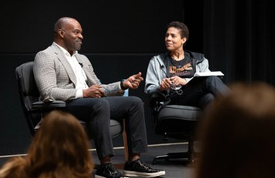 Professor Cheryl Miller and DeMaurice Smith (former director of the NFLPA) in converesation during a JOUR 499 lecture.