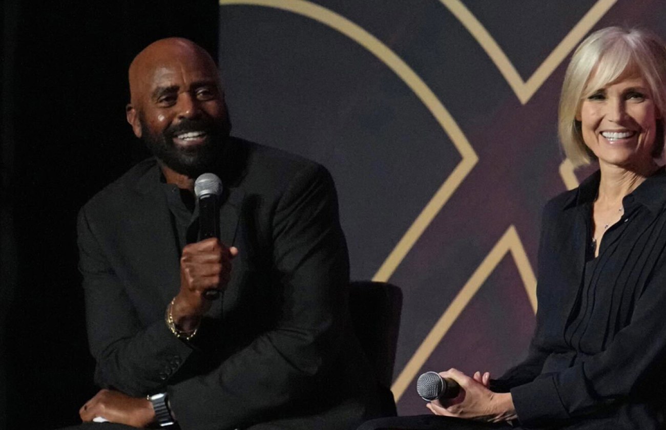 Former “NBA Inside Stuff” co-hosts Dean Willow Bay and Ahmad Rashad (left) at the Hall of Fame’s Enshrinement Awards Gala on October 12.